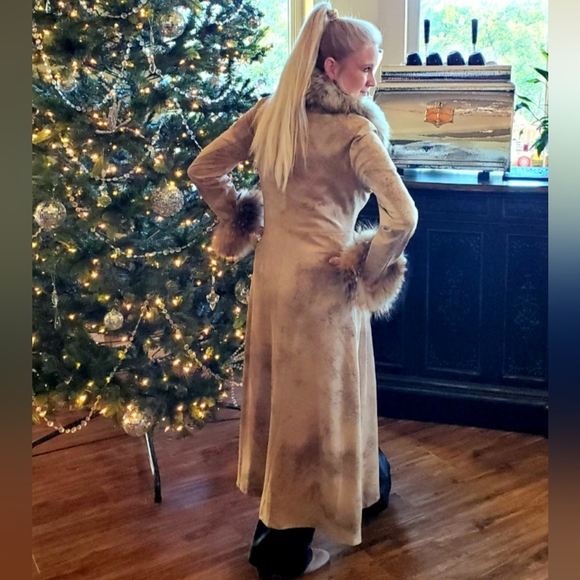 Finn Raccoon Fur Cuffs & Collar Set - Picture 10 of 17